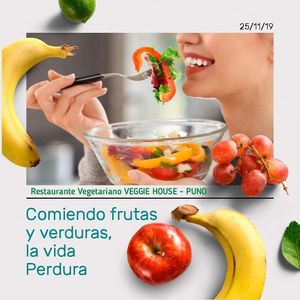 Comiendo frutas y verduras, la vida perdura at Restaurante Veggie House in Puno