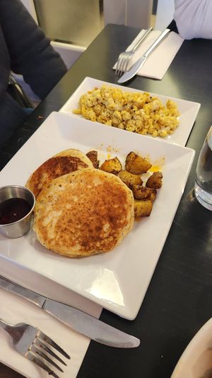 Lemon poppyseed pancakes, homefries, and tofu scramble at LesbiVeggies in Woodbury