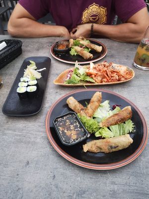 Vegane Frühlingsrollen, Kimchi und Avocadorollen at Mai Garden in Offenburg