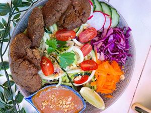  Pad Thai Zoodle (V,G,KETO)
 - Zucchini noodle, cucumber, tomato, purple cabbage, avocado, peanut 
sauce

Choice of tofu, vegan minced meat and falafel  at Be Mine Bar & Bistro in Helsinki