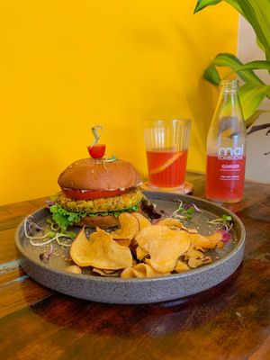 Burger de Grão e quinoa e Kombucha. at Vizzio Cafe in Lisbon