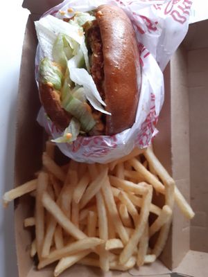 Tasty clucker with fries at Dirty V - Bergen in Bergen