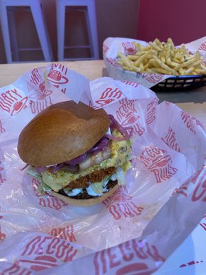 Burger with vegan bacon   at Dirty V - Bergen in Bergen