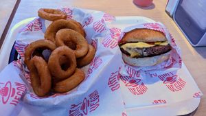 Future classic with onion rings at Dirty V - Bergen in Bergen