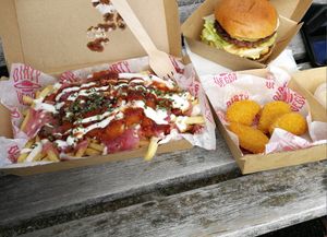 Pommes mit Knoblauch und Huhn Topping, big Burger und Nuggets. at Dirty V - Bergen in Bergen