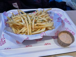 Garlic butter fries with Thousand Island dip  at Dirty V - Bergen in Bergen