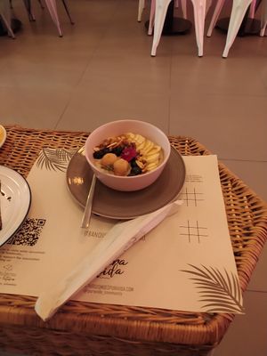 Bowl de avena at Pura Vida in Bogota
