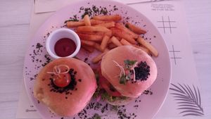 Vegan Sisters ✨🥑🍔 at Pura Vida in Bogota