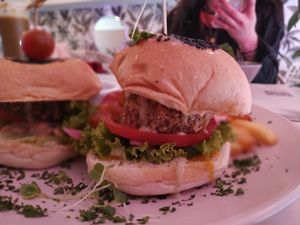 Vegan Sisters 🥑💚 at Pura Vida in Bogota