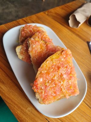 tostada de tomate at Caffe Lunatico in Cartagena