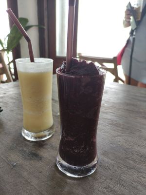 Blueberry and pineapple smoothies at Tamachat Vegan Food - ธรรมชาติ in Koh Samui