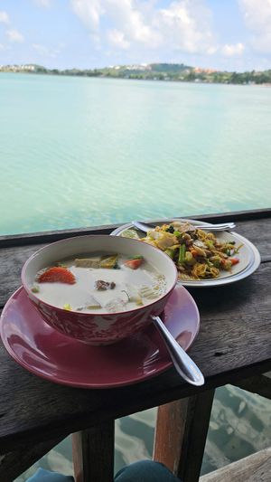 Tom Kha und fried noodles at Tamachat Vegan Food - ธรรมชาติ in Koh Samui