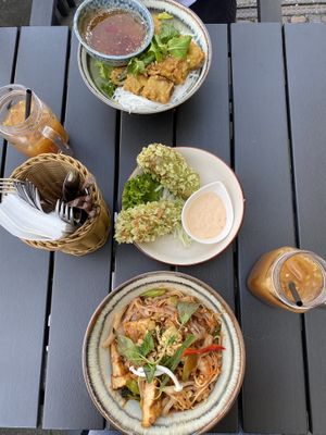 Tofu dippers with chili Mayo, rice noodles with tamarind sauce and tofu, rice noodle salad with spring rolls at Veggie Vu  in Cologne