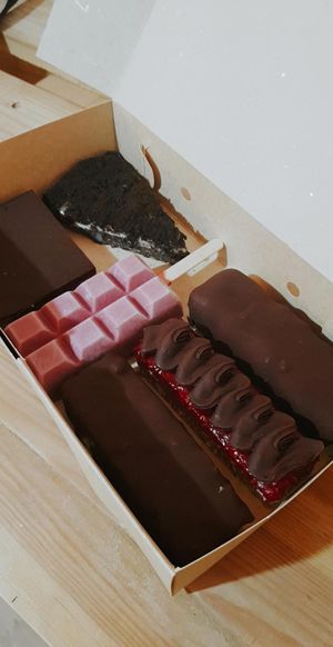 Green box with assorted sweet treats at Sabor a Verde in Valdivia