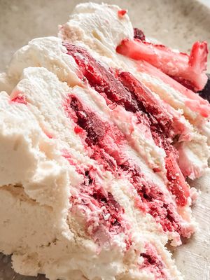 Torta helada de frambuesa y merengue de aquafaba por porción at Sabor a Verde in Valdivia