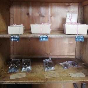 The three different sized boxes, but putting a different amount in (f.i. 6 pieces) is also okay at Casita Cacao in Emmen