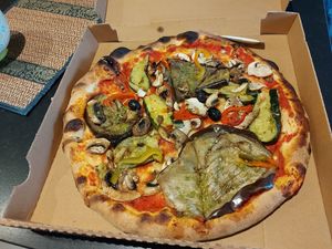Vegetarian pizza without cheese at La Sicilienne des Pizzas in Lyon