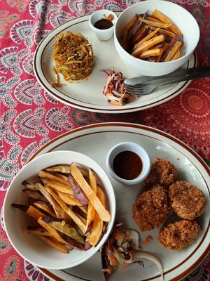 Buffalowings with sweetpotato-fries & spicy dip. At the other plate: Jerk Jackfruit. at Jammin Comunidad Vegana in Puerto Viejo De Talamanca