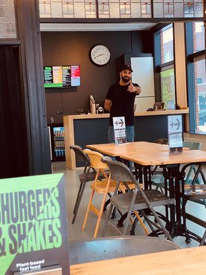 We love to provide a friendly ambiance, fast service and quality foods! at Beesechurgers in The Hague