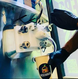 We are very proud to serve fresh creamed Shakes and Sundae's (all plant based of course) at Beesechurgers in The Hague