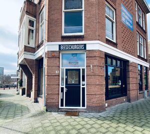 A short walk from the city center to Koningin Emmaplein 3 in The Hague...  at Beesechurgers in The Hague