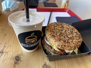 Peach milkshake (a bit of a chemical taste) and King’s churger (very good) at Beesechurgers in The Hague