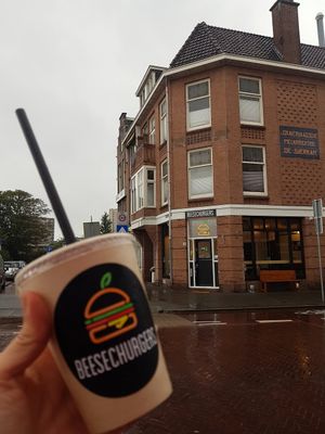 Exterior and peach milkshake 😁 at Beesechurgers in The Hague