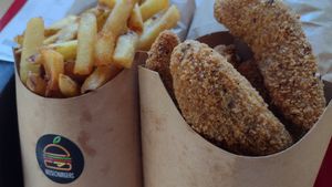 Fries & avocado fries at Beesechurgers in The Hague