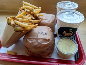 Special x2 (burger, fries, sauce, shake) at Beesechurgers in The Hague