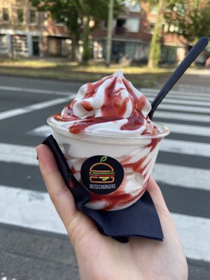 strawberry sundae   at Beesechurgers in The Hague