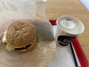 King’s churger and Vanilla mylkshake: both tasty  at Beesechurgers in The Hague
