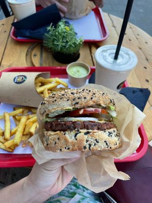 Nom! at Beesechurgers in The Hague