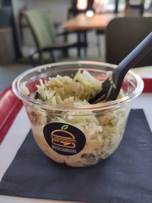 De coleslaw is echt lekker! at Beesechurgers in The Hague