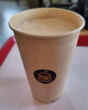 Milkshake van kokosmelk. Mjummie! at Beesechurgers in The Hague