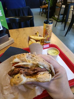 King burger, fries, frietsaus and kombucha at Beesechurgers in The Hague