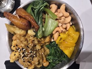vegan cauliflower bowl at Po-Ké Ono in Oranjestad
