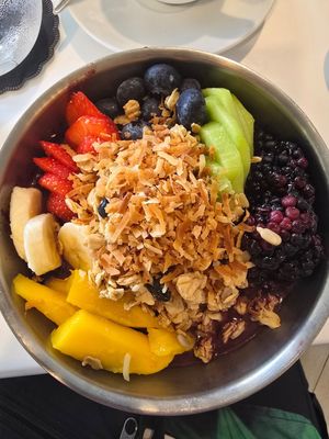 vegan acai bowl at Po-Ké Ono in Oranjestad