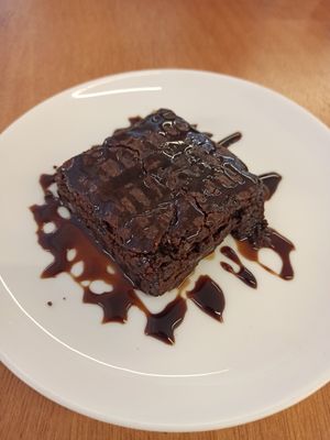 Brownie com calda de chocolate at Jaya Culinária Natural in Teresopolis