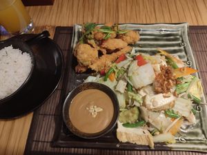 Gute Portion und war sehr lecker mit Tofu und frittiertem Gemüse at Quan Tre in Wiesbaden