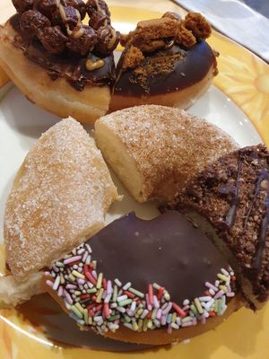 6 vegan donuts split between 4 people at Boogie Donuts in Munich