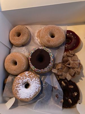 Gefüllt, umgefüllt, glasiert, gezuckert - alles dabei ♥️ at Boogie Donuts in Munich