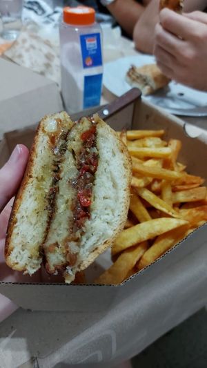 Hamburguesa mollo: pan de papa, medallón de falafel, pimiento asado, cebolla asada, chimichurri, mayonesa vegana + papas fritas at Musmano in San Lorenzo