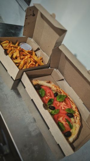 Pizza pappo y papas fritas at Musmano in San Lorenzo