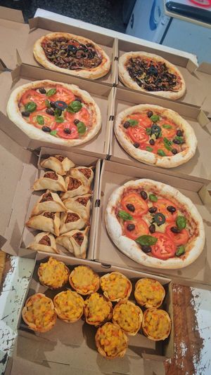 Variedad de pizzas y empanadas at Musmano in San Lorenzo