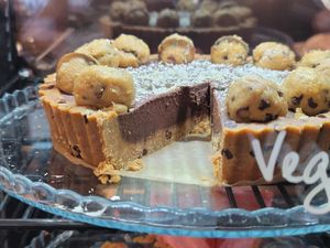 Vegan and gluten-free cookie dough tart topped with white chocolate at We Love Coffee in Leuven