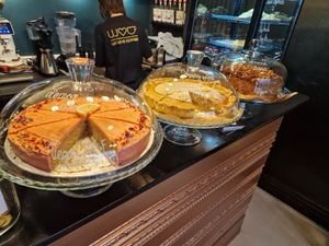 Gluten free vegan lemon strawberry cake, vegan frangipanetaart, vegan banana bread at We Love Coffee in Leuven