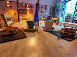 Tiramisu et chocolat chaud délicieux!   at Vegamore in Milan