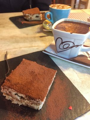 Tiramisu et chocolat chaud délicieux!   at Vegamore in Milan
