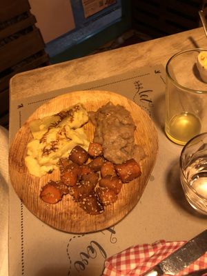 Crespelle funghi e legumi; scaloppine di seitan; carote al sesamo   at Vegamore in Milan