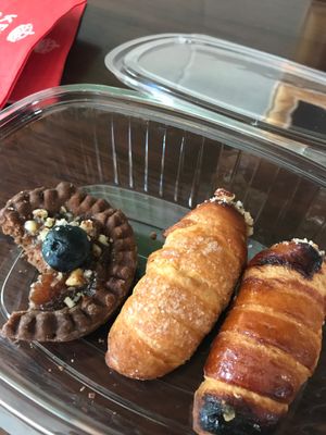 vegan canolli stuffed with cream and fruit cup with fig jam  at Vegamore in Milan